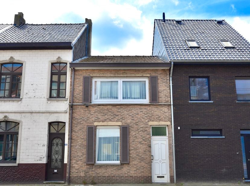 Gelegen in het hart van het charmante Eeklo, biedt deze prachtige woning met twee slaapkamers, een garage en een zonnige tuin op een perceel van 270 m