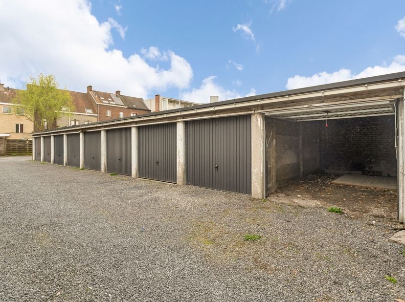 Plaats tekort of wagens teveel en geen garage?&lt;br /&gt;
Nabij het centrum van Kortrijk zijn deze garages te koop!&lt;br /&gt;
Kom dit gerust even bekijken...&lt;b