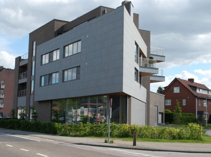 Op wandelafstand van het stadscentrum vind je aan de Hoogstraat 66 dit luxueus afgewerkt penthouse appartement met 3 terrassen gelegen in een knap par