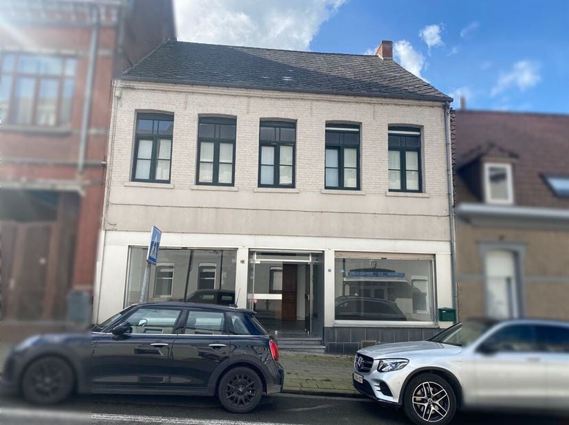 Aantrekkelijk huis met ruime accommodatie op 2 are 66 ca.&lt;br /&gt;
De woning bestaat uit een ontvangstruimte van 76 m² die kan worden gebruikt voor een b