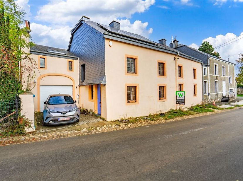W Immobilière vous propose dans le charmant village de Guirsch, une jolie maison de caractère située à deux pas de la frontière Luxembourgeoise. Ce lo