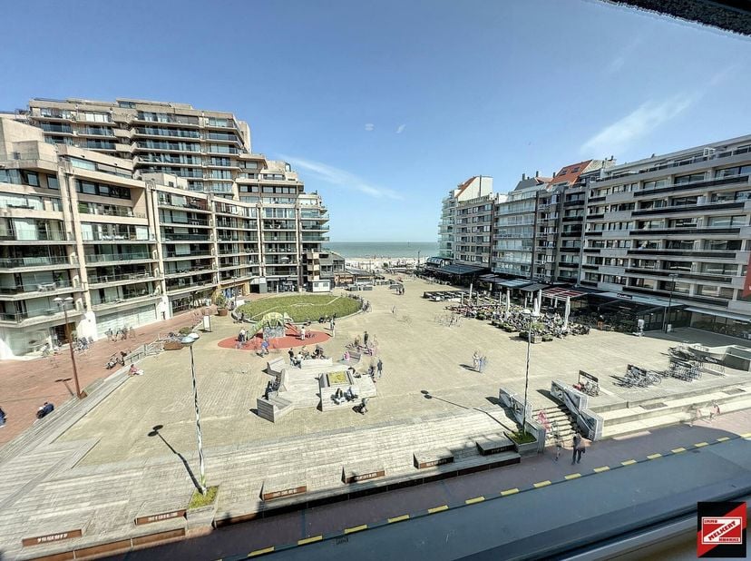 Luxueus afgewerkte studio met slaaphoek en met frontaal zicht op het Van Bunnenplein en de Noordzee.