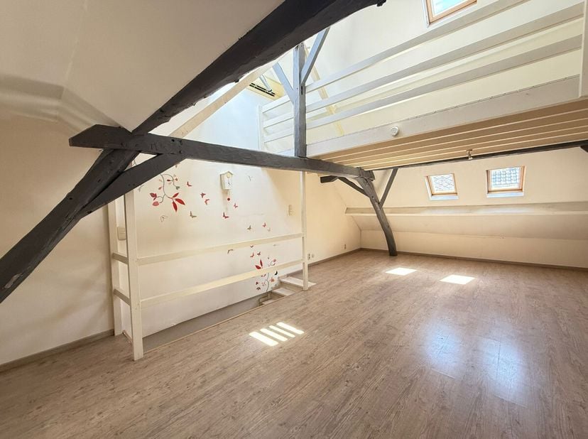 Diest  Instapklaar appartement mét garagebox én airco in het hart van Diest! Op zoek naar een comfortabel en centraal gelegen appartement in Diest? Da