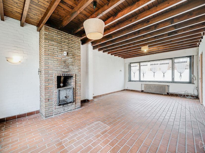Spacieuse maison 5 chambres et jardin à rénover.&lt;br /&gt;
Composition: hall d&#039;entrée, grand et lumineux séjour donnant accès à une terrasse et au jardin,