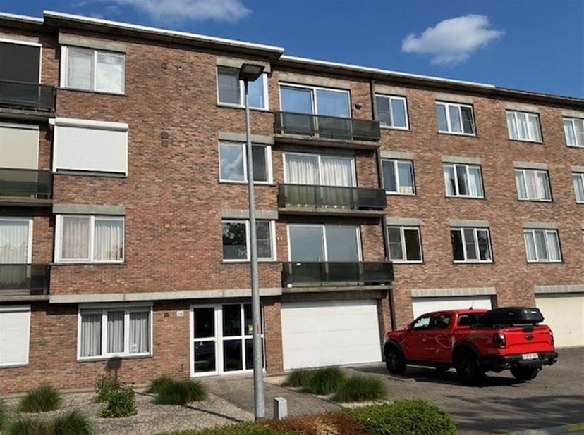 Welkom in dit prachtige appartement waar comfort en stijl samenkomen op 100 m². Het appartement biedt een uitnodigende leefruimte met veel lichtinval.