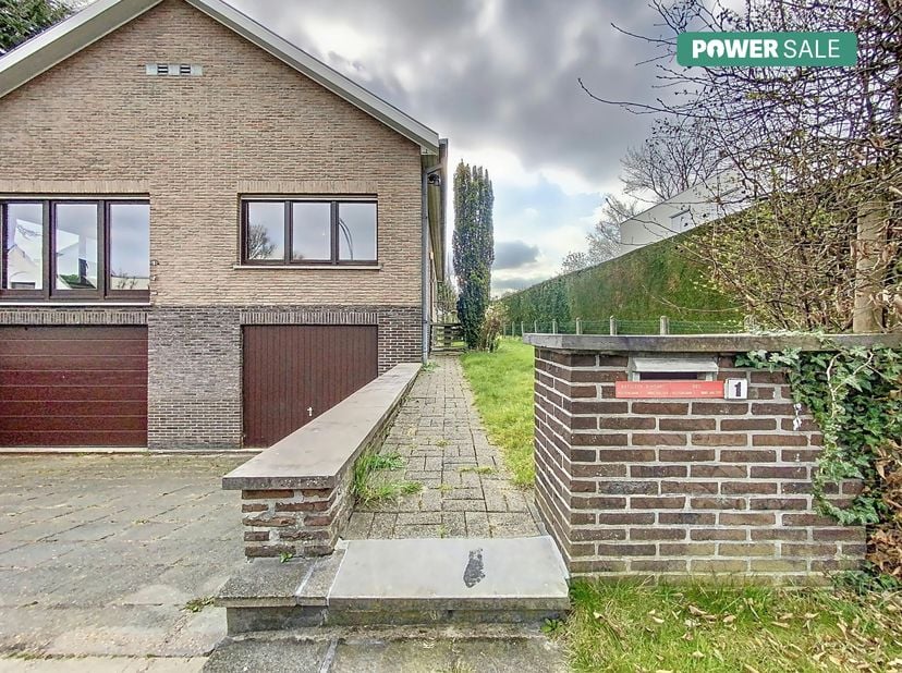 Op zoek naar een ruime woning in het hart van Aalter? Deze alleenstaande woning is dé ideale plek voor wie karakter en toplocatie wil combineren. Met