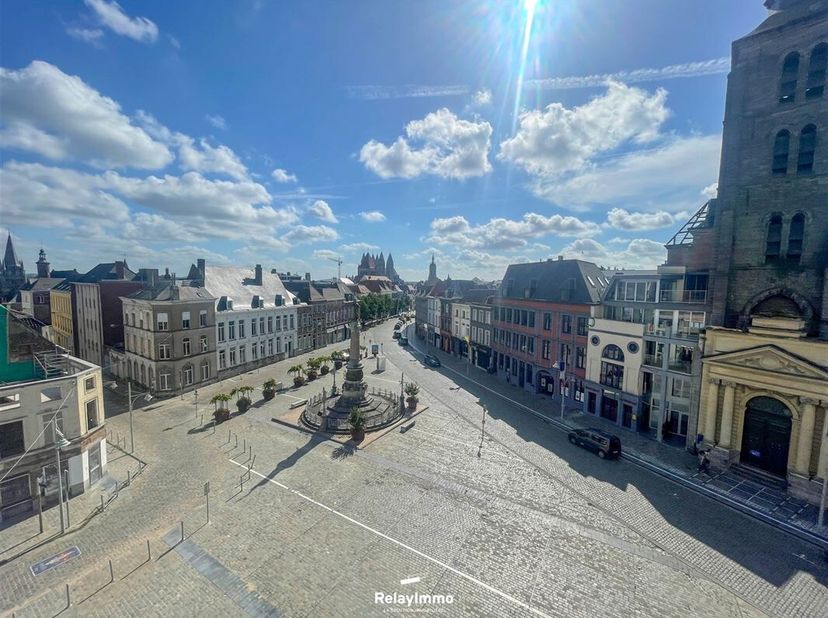 Appartement de 104,7 m2 situé au deuxième étage de la résidence &quot;De Lille&quot; avec deux chambres et terrasse de 18 m2.&lt;br /&gt;
Hall d&#039;entrée avec espace de