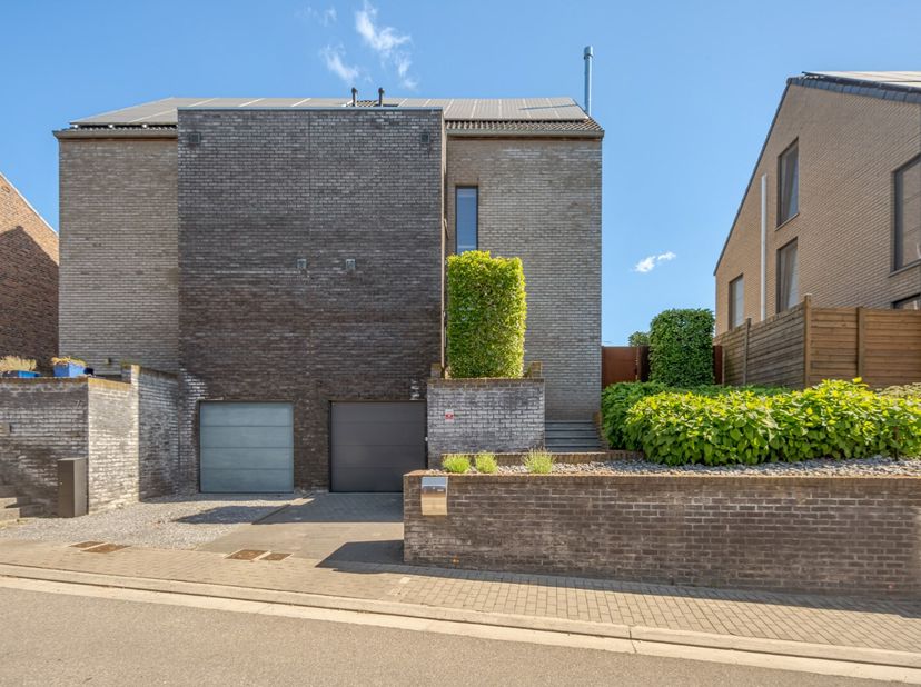 Knappe ééngezinswoning met 3 slaapkamers en volledig ingerichte zolder, rustig gelegen in een residentiële buurt op een perceel van 3a56ca. De tuin is