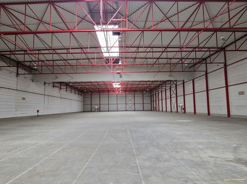 Een logistiek gebouw op enkele km van de E19, Antwerpen - Brussel en vlakbij de N14 Mechelen - Lier. De site is volledig omheind en uitgerust met een