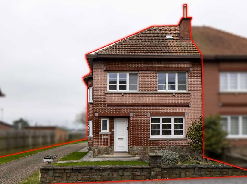 INSTAPKLARE HALFOPEN BEBOUWING &lt;br /&gt;
   &lt;br /&gt;
Bent u op zoek naar een instapklare woning die u hier en daar wat kan upgraden naar uw eigen stijl? De