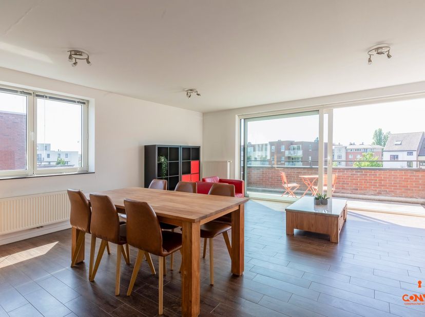 Bij het betreden van het appartement komt u in een verzorgde inkomhal die toegang geeft tot een volledig uitgeruste keuken met praktische berging. De