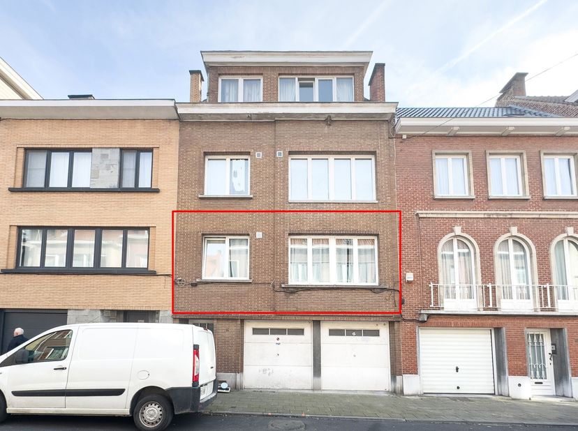 A deux pas de la place de la Beauté, dans quartier résidentiel recherché , TRIANON INVEST vous propose ce splendide appartement 2 chambres avec son ja