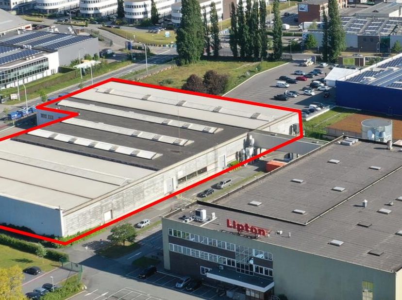 Uniek en gloednieuw gerenoveerd magazijn (5.770 m²) met kantoren (680 m²) en mezzanine (1.245 m²) gelegen op de Brusselse ring naast station Vorst-Zui