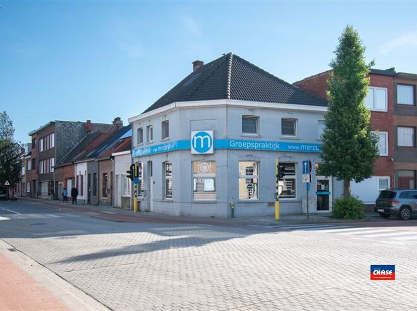 HEMIKSEM | GEBOUW MET DRIE PRAKTIJKRUIMTES EN GERENOVEERD DUPLEXAPPARTEMENT MET DRIE SLAAPKAMERS | EPC A | &lt;br /&gt;
Indeling als volgt : gelijkvloers :