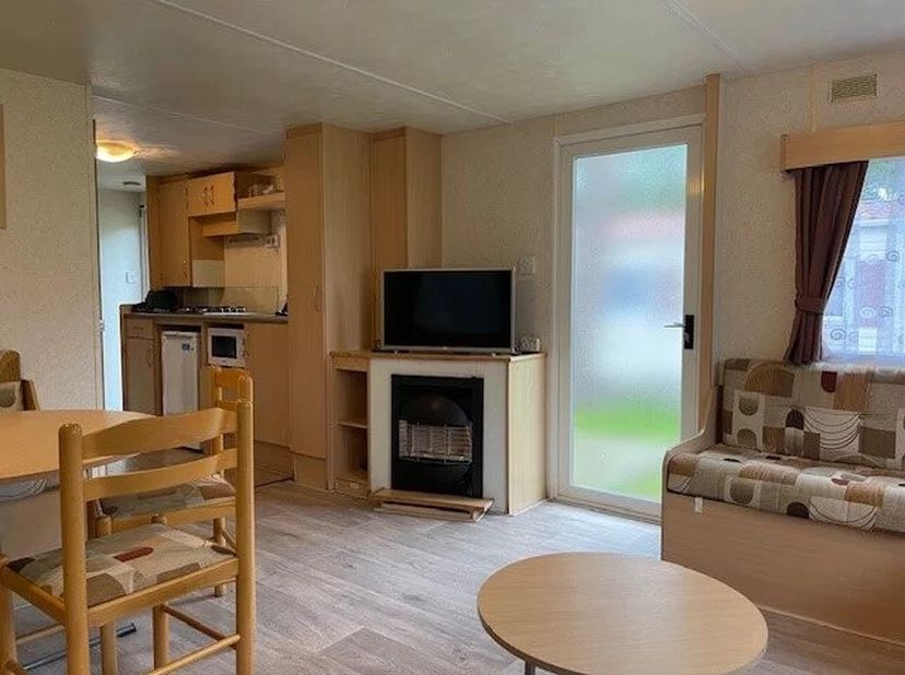 Deze stacaravan biedt plaats aan 4 personen en ligt midden in het groen van de Antwerpse Kempen op het domein EuroParcs Zilverstrand. Dit vakantiepark