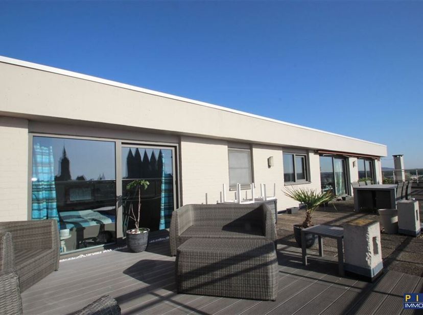 Unique appartement penthouse de standing de 103 m² et 145 m² de terrasses panoramiques avec vue spectaculaire, agréablement situé au coeur de la ville