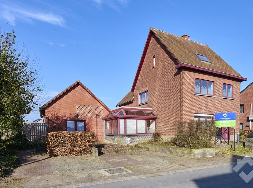 Rustig gelegen, ruime woning (280 m²) met grote en lichtrijke woonkamer, 5 slaapkamers, een kelder (45 m²) en dubbele garage (50 m²) op een perceel va