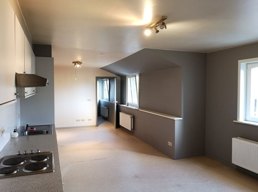 Appartementje gelegen nabij het station in Bissegem. Het appartement is gelegen op het eerste verdiep bestaande uit een open leefruimte met keuken, ap
