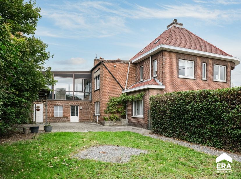 [[ DIT PAND NEEMT DEEL AAN DE ERA OPEN HUIZEN DAG OP 14/6 VAN 11:00 TOT 12:00 ]] Veelzijdige woning met commerciële mogelijkheden. Centraal gelegen op