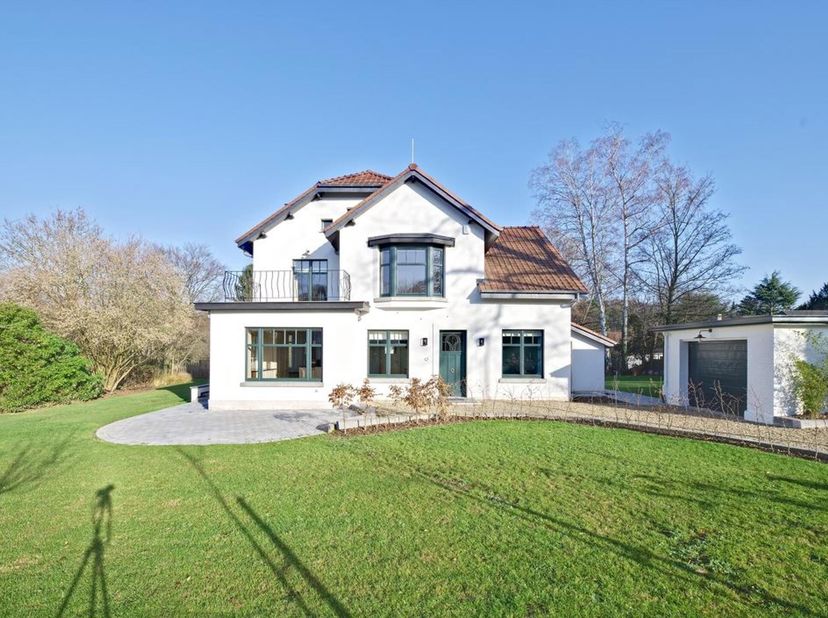 A proximité de l&#039;avenue de la Forêt de Soignes, très jolie villa de +/- 310 m² entièrement rénovée fin 2018. La maison se compose d&#039;un lumineux hall d