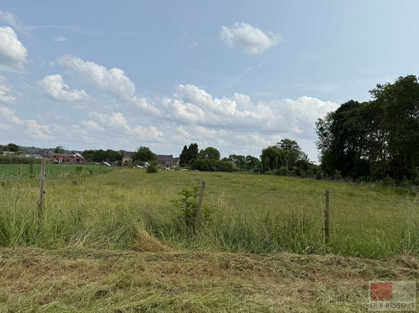 2367 m2 Perceel grond met agrarische bestemming  2367m2 aan de rand van Uikhoven, Maasmechelen&lt;br /&gt;
Toegang via de St. Luciestraat via de landweg.&lt;br