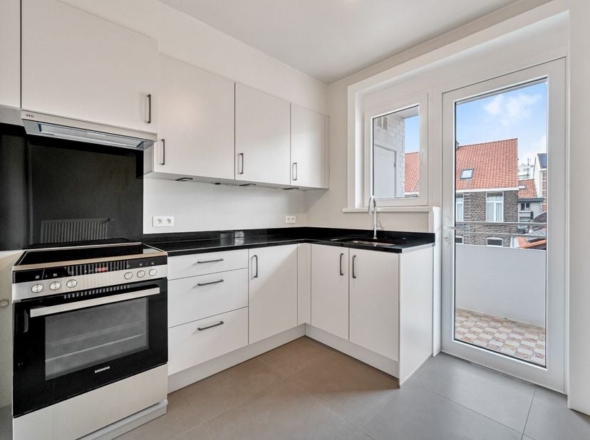 Het appartement is ideaal gelegen, dicht bij alle voorzieningen die Gent te bieden heeft. Winkels, restaurants, parken en openbaar vervoer, Kinepolis,