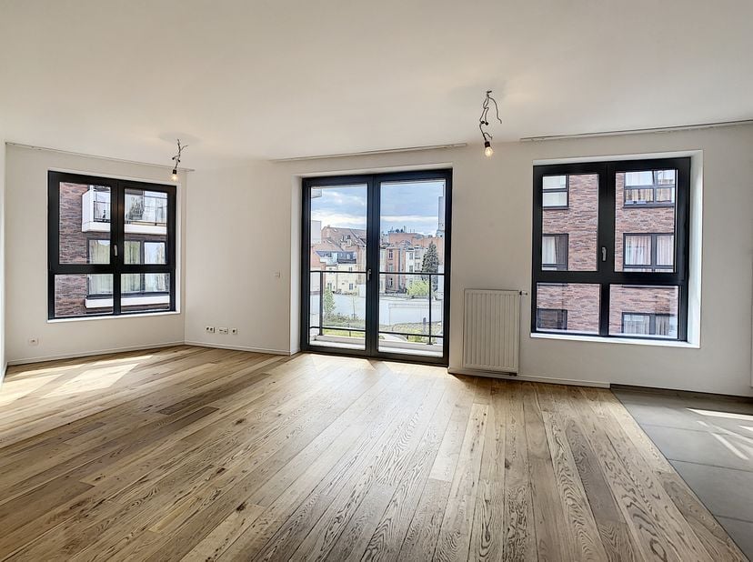 Licht appartement met 1 slaapkamer van 74 m² + terras gelegen op de 2e verdieping van een recent gebouw (2018) dat zijn bewoners alle comfort en gemak
