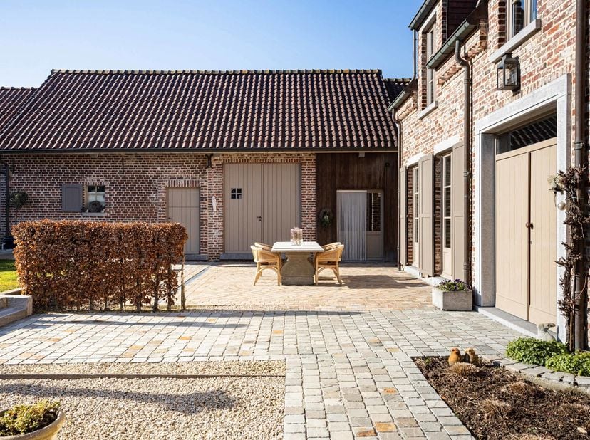 Au cur de la belle région rurale de Pajottegem se trouve cette ferme caractéristique, qui a été entièrement restaurée en 2008 avec le plus grand soin