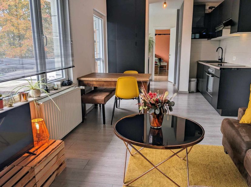 Op zoek naar een charmant appartement in het bruisende hart van Kortrijk? Mis dit 1-slaapkamerappartement niet!&lt;br /&gt;
Dit warme, lichte en vooral zonn