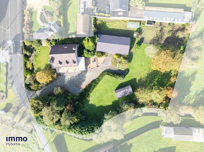 AANGEPASTE PRIJS !Bent u op zoek naar ruimte, rust en tal van mogelijkheden? Deze prachtige woning, gelegen op een riant perceel van maar liefst 3.598