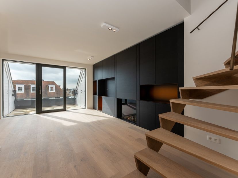 Het appartement bevindt zich op de 3de en 4de verdieping van de recent opgeleverde residentie Meerzicht te Duinenwater Knokke. Het appartement biedt 2