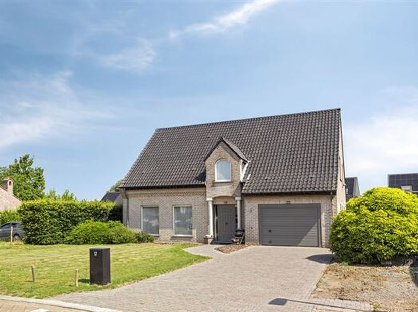 RUIME EN SOLIDE VILLA 220M² MET 4 SLAAPKAMERS, GROTE TUIN EN TERRAS OP 8A59CA.&lt;br /&gt;
 Landelijke ligging in een rustige, autoluwe en kindvriendelijke