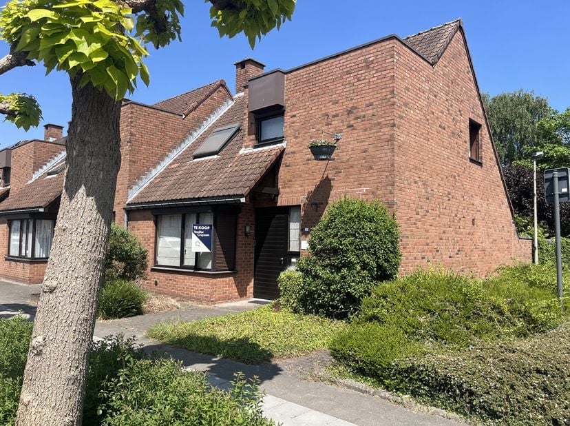 Hedendaagse Half Open Bebouwing met tuin en garage.&lt;br /&gt;
Op een goede locatie in het centrum van Wetteren vind je deze hedendaagse Half Open Villa. Z