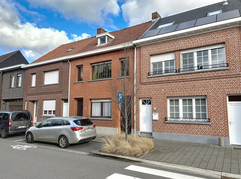 Te renoveren rijwoning (met servitude) op een mooi perceel van 300m², gelegen op een uitloper van het centrum en op wandelafstand van de Markt, school