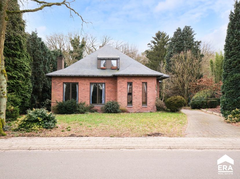 Deze karaktervolle, te renoveren villa met 4 slaapkamers en een bewoonbare oppervlakte van 269m² is rustig gelegen op een mooi zuidwestelijk gericht p