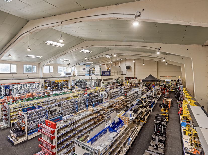 Local commercial - magasin sur piste d&#039;environ 770 m² (24 places de parking privées à louer à Middelkerke). &lt;br /&gt;
MISE EN PAGE:&lt;br /&gt;
- grand espace