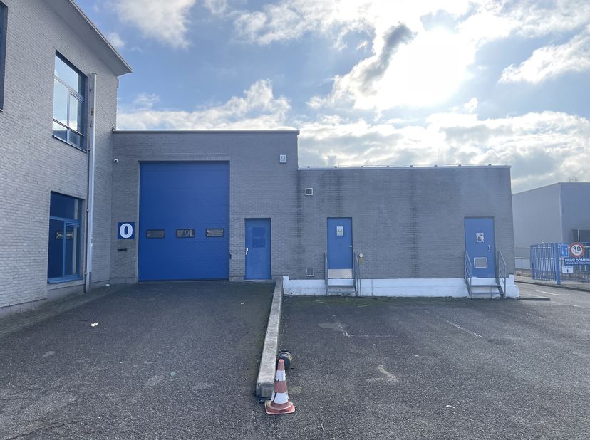 Ontdek dit uitstekend gelegen magazijn van ca. 1.318 m² in Aartselaar, perfect gesitueerd op de verbindingsweg tussen de E19 en A12, met uitstekende z