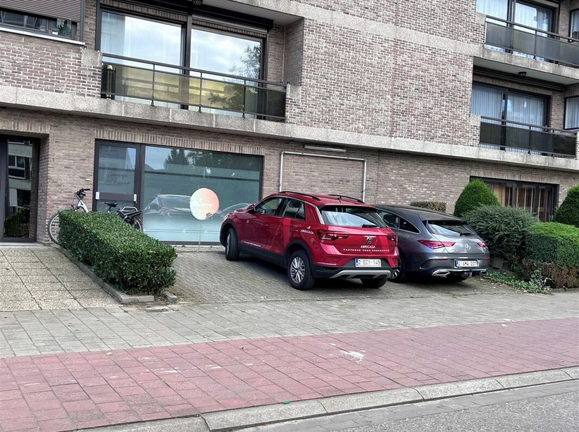 Ontdek dit gelijkvloers appartement met 3 slaapkamers dat comfort en gemak combineert op een toplocatie! De combinatie van de ruime woonkamer met aanp