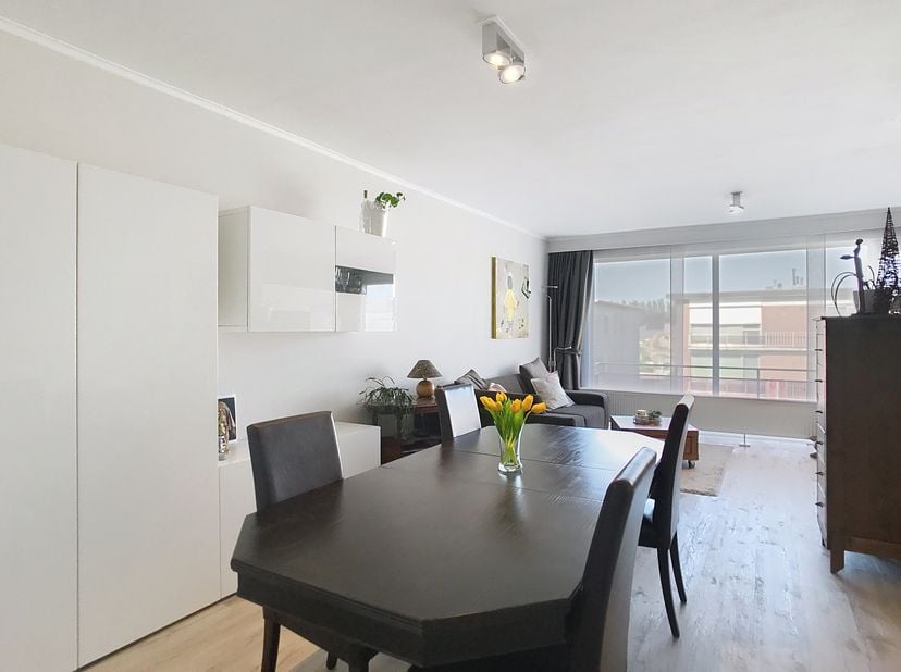 Cet appartement spacieux, situé près du centre de Zwijndrecht, offre beaucoup de lumière et un confort de vie moderne. Avec deux terrasses et un garag