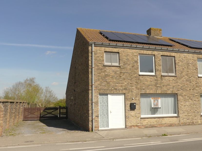 Nabij het stadscentrum van Diksmuide en langs een belangrijke invalsweg, huisvest deze instapklare en gezellige halfopen woning.&lt;br /&gt;
&lt;br /&gt;
Deze woo