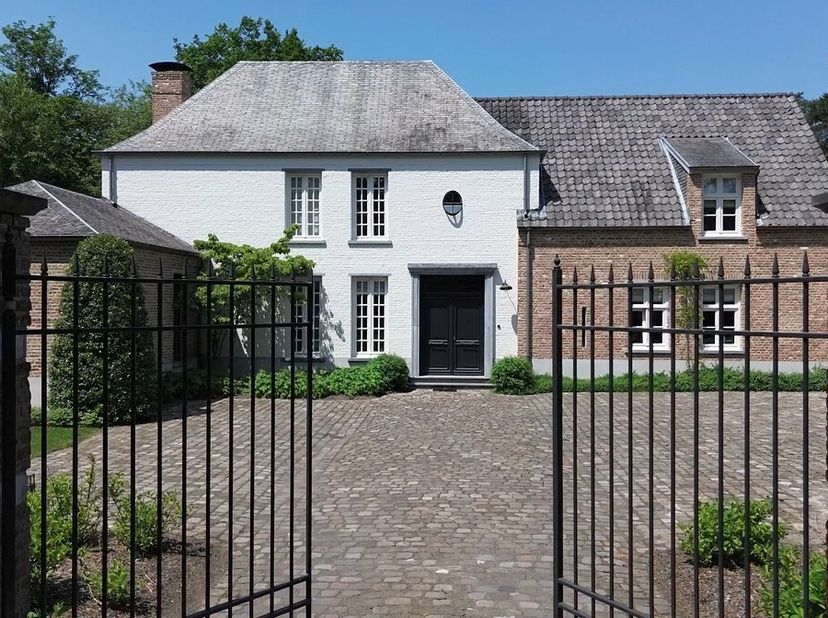 Klassieke instapklare Franse Manoir residentieel gelegen in hartje Hof ter Linden in een autoluwe straat met o.a. 4 slaapkamers en 3 badkamers.&lt;br /&gt;