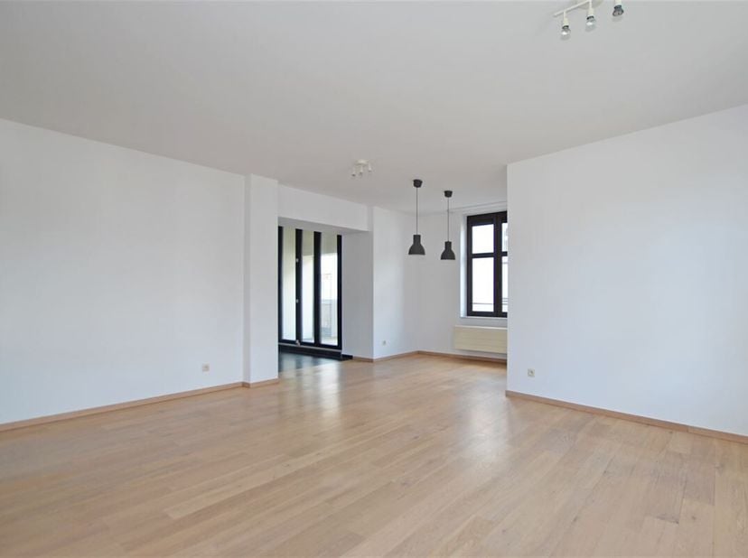Midden in het bruisende stadscentrum treft u dit mooie appartement. Het drukke stadsleven verandert als het ware in een oase van rust, zodra u binnenk