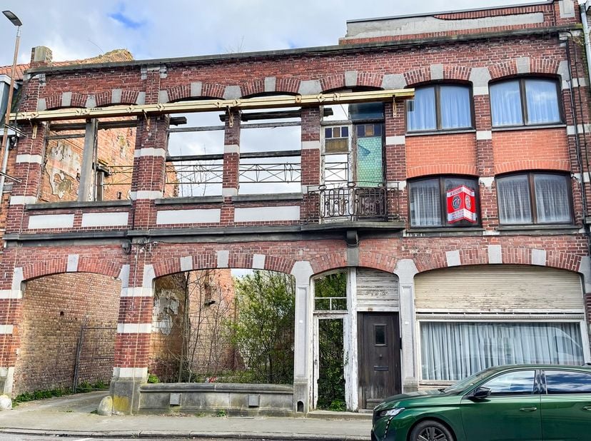 Ensemble immobilier pouvant convenir pour une promotion immobilière avec une surface totale d’environ 1995 m2. Possibilité d&#039;achat de la maison à réno