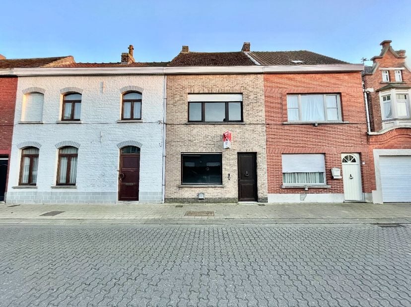 Maison bien entretenue située à proximité du centre et des rives de la Lys. La disposition de cette maison est la suivante : Rez-de-chaussée : hall de