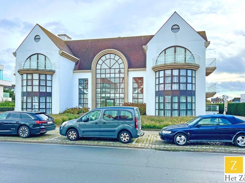 Garage spacieux situé près du mini-golf à Knokke-Het Zoute.&lt;br /&gt;
Garage très bien situé et très facilement accessible au niveau -1 de la résidence Go
