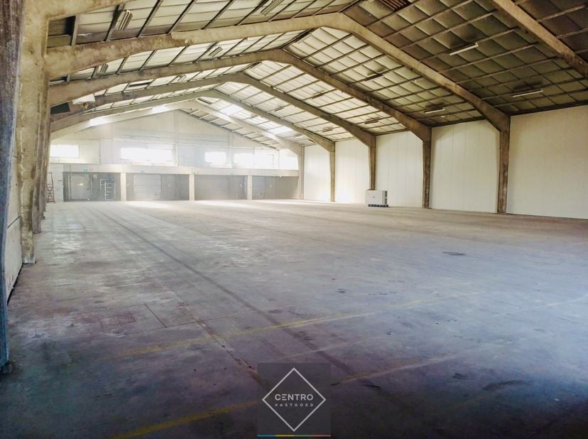 Benaderende OPPERVLAKTEN:&lt;br /&gt;
Constructie - bewoonbare oppervlakten&lt;br /&gt;
Magazijn: ± 1.200m²&lt;br /&gt;
Sanitaire voorzieningen: op de eerste verdieping