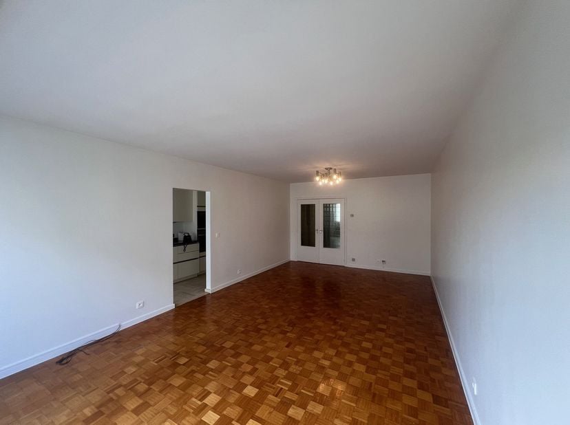Cet appartement confortable de deux chambres est situé dans la rue Joseph II, calme et facile d&#039;accès. L&#039;appartement dispose d&#039;un salon spacieux et lu