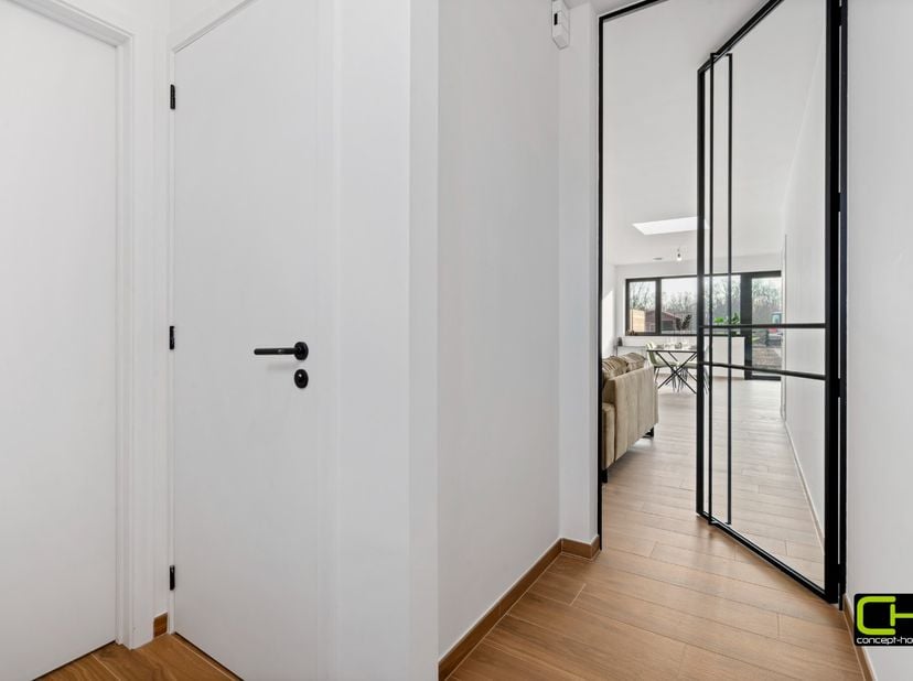 Bent u op zoek naar een rendabele en zorgeloze investering in vastgoed? Deze volledig gerenoveerde en energiezuinige woning biedt een unieke kans voor