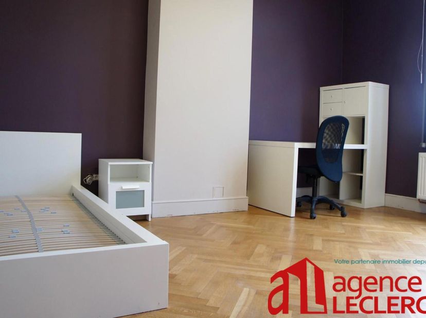 TOURNAI - A deux pas de la gare et de toutes commodités, studio meublé situé au 1 er étage avec salle de douche  et kitchenette . Charges en supplémen