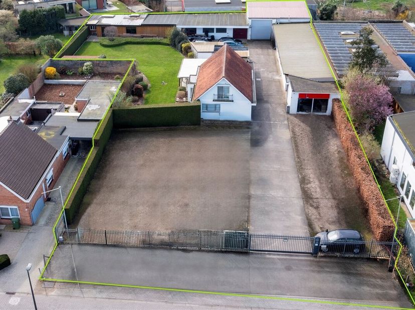 Dit huis met magazijn is gelegen in de Immerseelstraat in Wommelgem, een zijstraat van de Autolei. Op slechts 900m van de oprit E313 en  winkels, hore